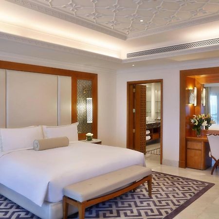 Al Bustan Palace, A Ritz-Carlton Hotel Mascate Exterior foto A bedroom at the Taj Mahal Palace