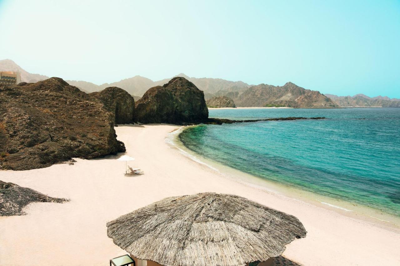 Al Bustan Palace, A Ritz-Carlton Hotel Mascate Exterior foto A beach in the resort