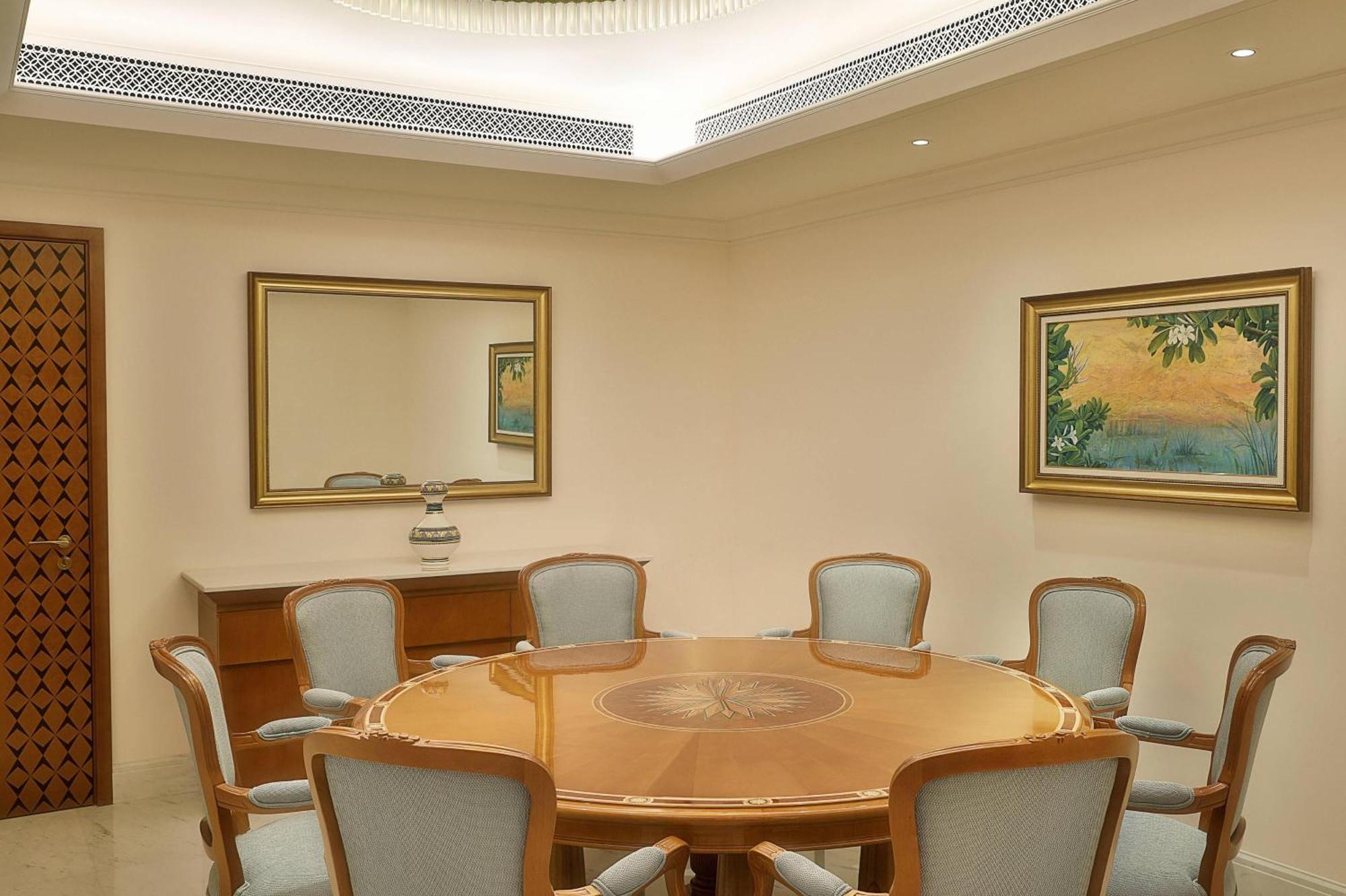 Al Bustan Palace, A Ritz-Carlton Hotel Mascate Exterior foto A meeting room at the residence of the Ambassador of India to the United States