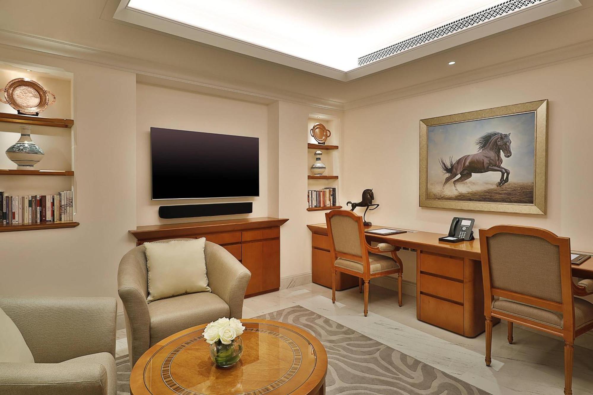 Al Bustan Palace, A Ritz-Carlton Hotel Mascate Exterior foto A study in a suite at the Taj Mahal Palace, Mumbai