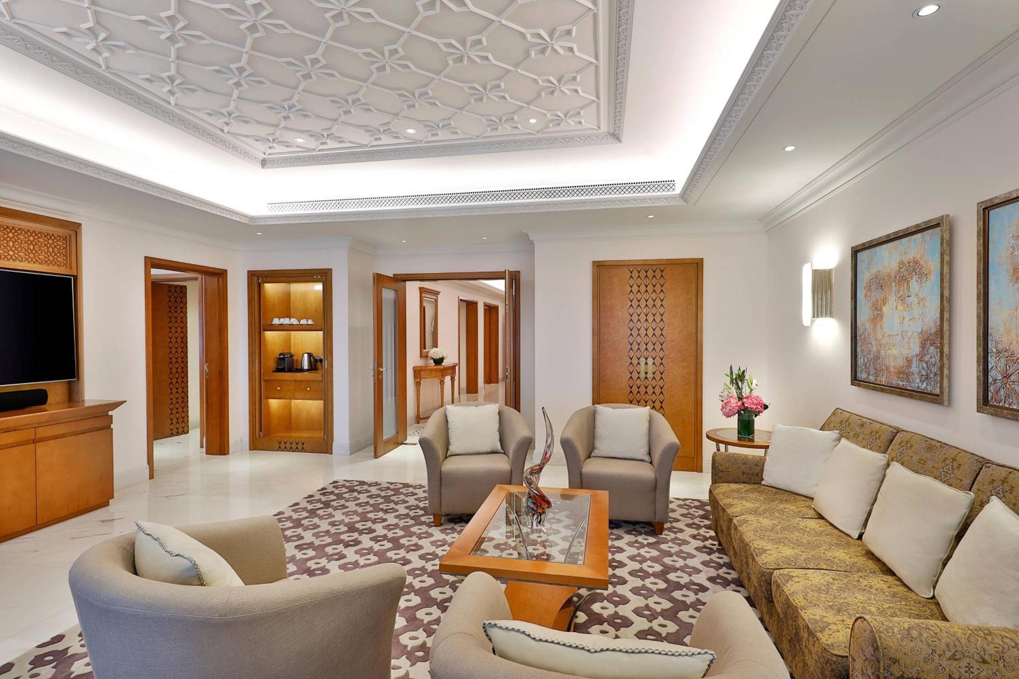 Al Bustan Palace, A Ritz-Carlton Hotel Mascate Exterior foto A suite at the Jumeirah Emirates Towers Hotel