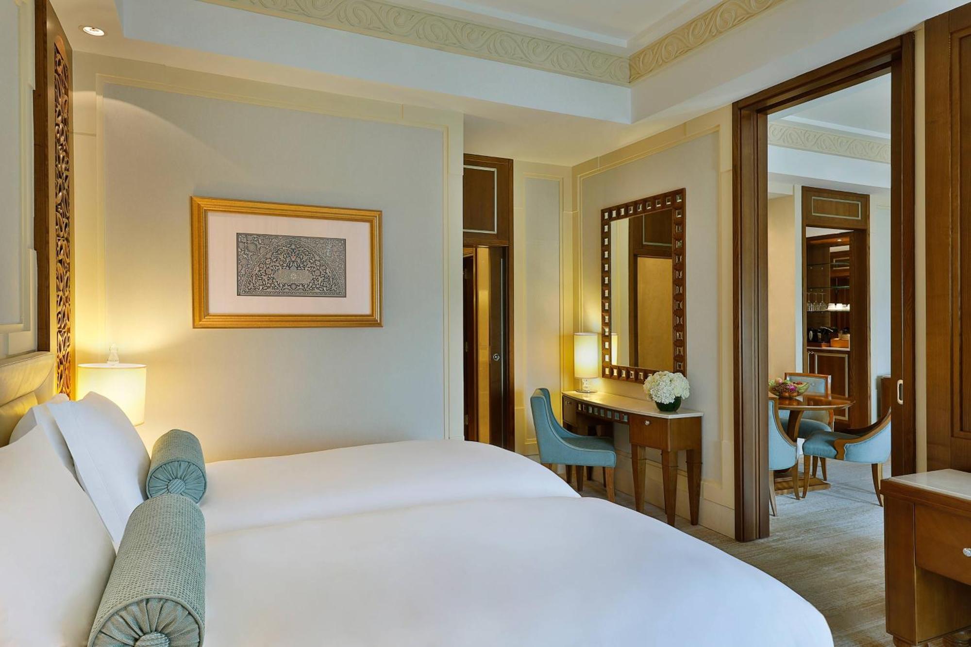 Al Bustan Palace, A Ritz-Carlton Hotel Mascate Exterior foto A bedroom at the Jumeirah Emirates Towers Hotel