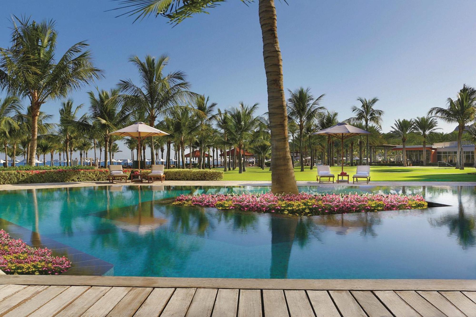 Al Bustan Palace, A Ritz-Carlton Hotel Mascate Exterior foto The pool at the Four Seasons Resort