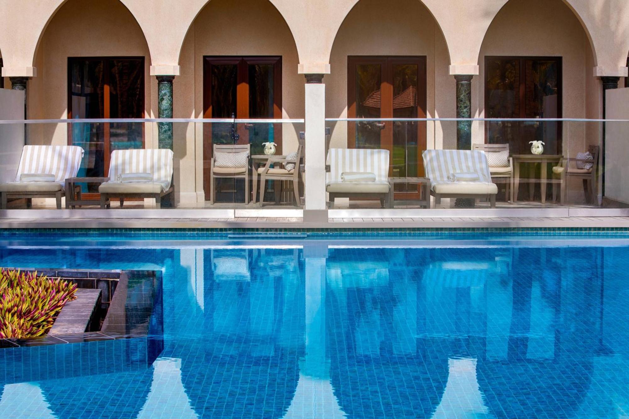 Al Bustan Palace, A Ritz-Carlton Hotel Mascate Exterior foto The swimming pool at the hotel