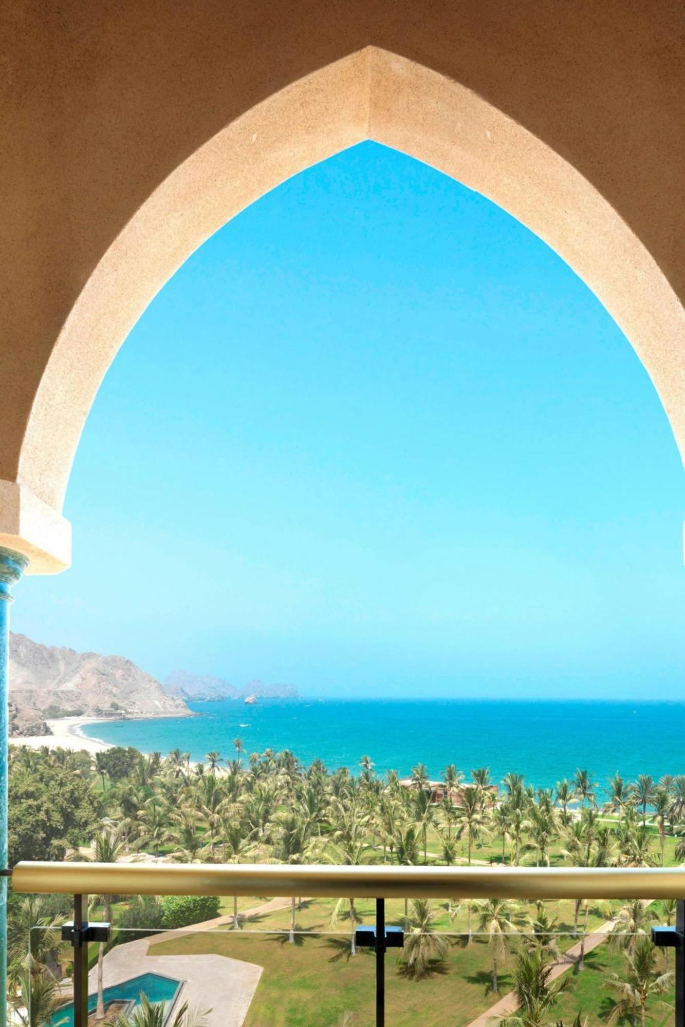 Al Bustan Palace, A Ritz-Carlton Hotel Mascate Exterior foto View of the sea from the hotel