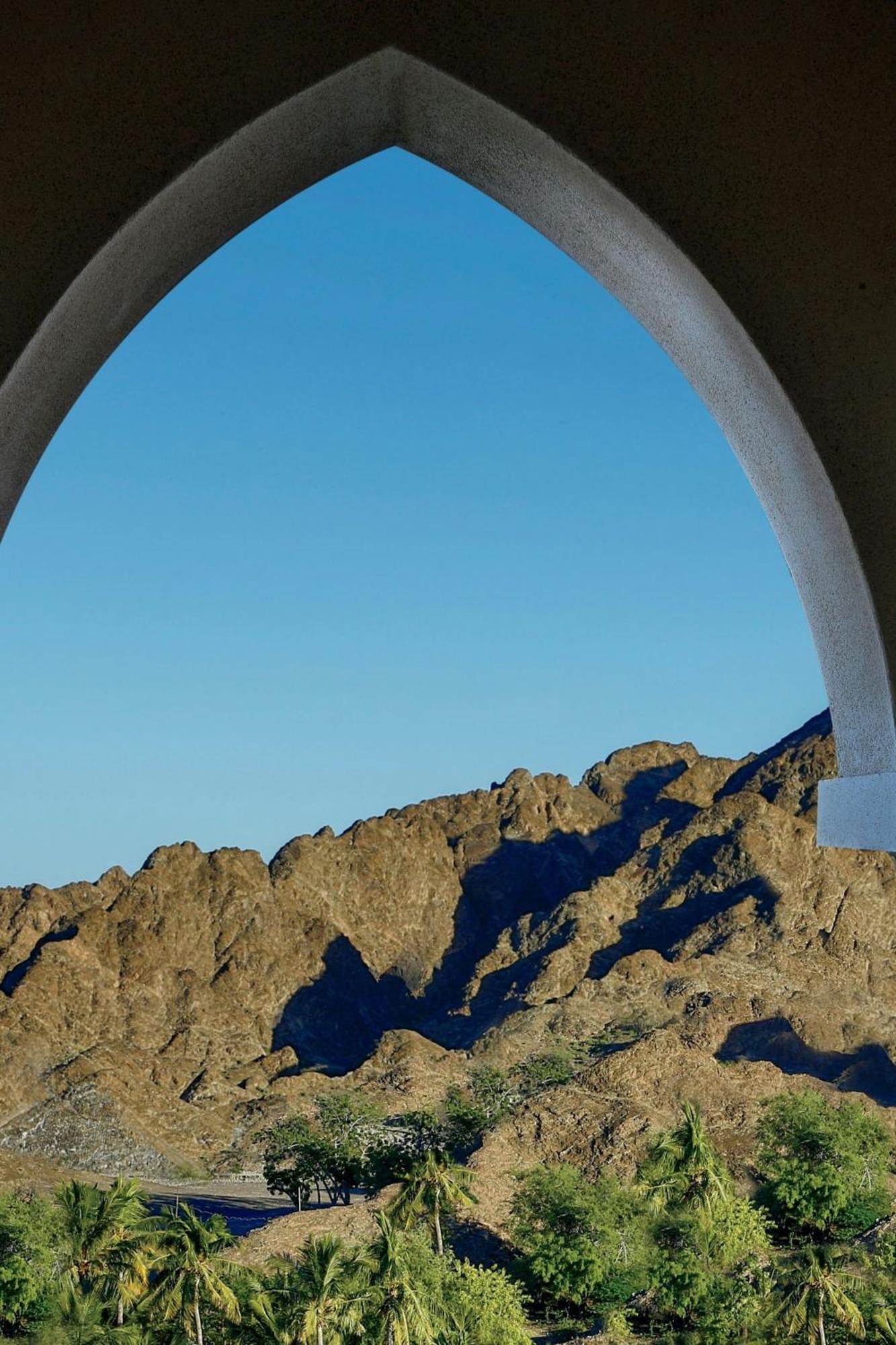Al Bustan Palace, A Ritz-Carlton Hotel Mascate Exterior foto The view from the top of the arch