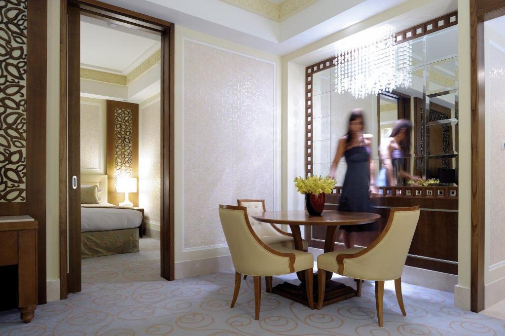Al Bustan Palace, A Ritz-Carlton Hotel Mascate Quarto foto A suite at the Four Seasons Hotel, London